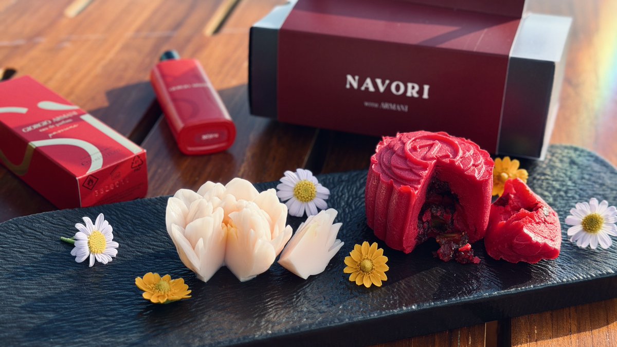 waranthon_n's tweet photo. NAVORI with Armani 🥀🥮

Berry Bloom Mooncake & Lychee Rose Jelly ❤️🪷

Review 🤤 
Berry Bloom Mooncake 🥮🍓🍒
เป็น Snow skin Mooncake ให้ความนุ่ม คล้ายแป้งโมจิ ตัวแป้งหอมเหมือนกลิ่นวานิลา หวานกำลังพอดี ตัดกับตัวไส้ Mix Berry ที่มี dried Strawberry และ Cranberry เปรี้ยวหวานลงตัวมาก ความหอมความนวลของแป้งคือตลบอบอวลไปหมด กินแล้วจินตนาการได้ถือความหอมของน้ำหอม Armani Si เลยแหละ 🥀

Lychee Rose Jelly 🪷🍒🥀
ตัวเจลลี่ดอกไม้คืองานคราฟท์ชั้นดีที่แท้ทรู  ชอบมาก สวยมาก เปิดมาคือเห็นถึงความตั้งใจในความพิเศษในขนมเซ็ตนี้จริงๆ จากใจเลย Respect มากกกก 👍🏻👏🏻 ส่วนเรื่องรสชาติไม่เป็นรองหน้าตาแน่นอน เจลลี่รสลิ้นจี่ตัดกับความหอมของกุหลาบ ลงตัวกันอย่างเหลือเชื่อ เนื้อเจลลี่ ดึ๋งๆ ละมุนมาก คือเราฟินมาก ทั้งรสชาติและหอมตลบอบอวลอยู่ในปาก ยิ่งกินคู่กับตัว Mooncake ยิ่งฟินระดับ 10 มันอธิบายยากมากถึงความฟิน แต่เอาเป็นว่า อยากเก็บไว้กินให้ได้นานๆ ไม่อยากให้มันหมด กินแล้วโคตรมีความสุขเลย กินแล้วรับรู้ได้ถึงความตั้งใจ ความพิเศษที่มีทั้งหมดของขนม 2 ขิ้นนี้จริงๆ นาโวริและทีมเก่งมากจริงๆ Respectfully waa 🙇‍♀️👍🏻👏🏻

ใครอยากลอง Berry Bloom Mooncake set เพียงซื้อน้ำหอม Armani Sì กลิ่นใดก็ได้ ขนาด 100 ml. ที่เคาน์เตอร์ Armani และนำใบเสร็จมาแลกรับเมนูพิเศษที่ NAVORI ได้เลย 🥮🥀

🗓️ 15–30 กันยายน 2569 นี้เท่านั้น
📍 Central Rama 9 ชั้น 1, Eats & Treats Zone (ฝั่ง Department Store 👀)

#NAVORI #NAVORIBKK 
#ArmaniSiWithNavori
#ArmaniFragrance 🥀
#dunknatachai  ⊹ 🐻‍❄️ .