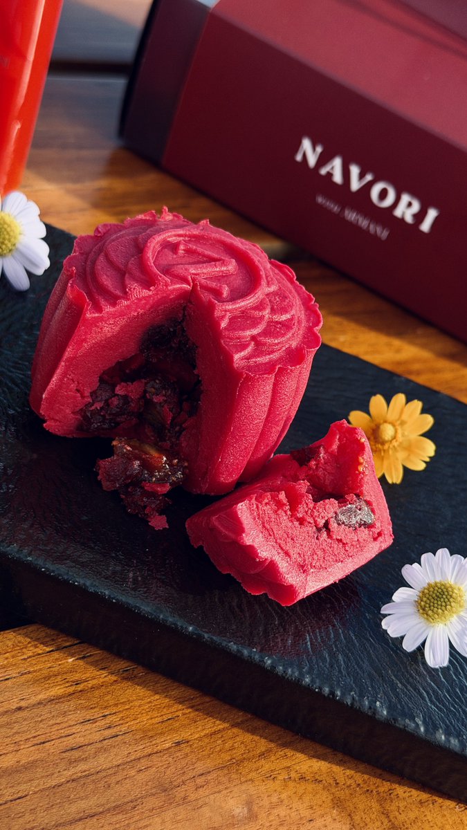 waranthon_n's tweet photo. NAVORI with Armani 🥀🥮

Berry Bloom Mooncake & Lychee Rose Jelly ❤️🪷

Review 🤤 
Berry Bloom Mooncake 🥮🍓🍒
เป็น Snow skin Mooncake ให้ความนุ่ม คล้ายแป้งโมจิ ตัวแป้งหอมเหมือนกลิ่นวานิลา หวานกำลังพอดี ตัดกับตัวไส้ Mix Berry ที่มี dried Strawberry และ Cranberry เปรี้ยวหวานลงตัวมาก ความหอมความนวลของแป้งคือตลบอบอวลไปหมด กินแล้วจินตนาการได้ถือความหอมของน้ำหอม Armani Si เลยแหละ 🥀

Lychee Rose Jelly 🪷🍒🥀
ตัวเจลลี่ดอกไม้คืองานคราฟท์ชั้นดีที่แท้ทรู  ชอบมาก สวยมาก เปิดมาคือเห็นถึงความตั้งใจในความพิเศษในขนมเซ็ตนี้จริงๆ จากใจเลย Respect มากกกก 👍🏻👏🏻 ส่วนเรื่องรสชาติไม่เป็นรองหน้าตาแน่นอน เจลลี่รสลิ้นจี่ตัดกับความหอมของกุหลาบ ลงตัวกันอย่างเหลือเชื่อ เนื้อเจลลี่ ดึ๋งๆ ละมุนมาก คือเราฟินมาก ทั้งรสชาติและหอมตลบอบอวลอยู่ในปาก ยิ่งกินคู่กับตัว Mooncake ยิ่งฟินระดับ 10 มันอธิบายยากมากถึงความฟิน แต่เอาเป็นว่า อยากเก็บไว้กินให้ได้นานๆ ไม่อยากให้มันหมด กินแล้วโคตรมีความสุขเลย กินแล้วรับรู้ได้ถึงความตั้งใจ ความพิเศษที่มีทั้งหมดของขนม 2 ขิ้นนี้จริงๆ นาโวริและทีมเก่งมากจริงๆ Respectfully waa 🙇‍♀️👍🏻👏🏻

ใครอยากลอง Berry Bloom Mooncake set เพียงซื้อน้ำหอม Armani Sì กลิ่นใดก็ได้ ขนาด 100 ml. ที่เคาน์เตอร์ Armani และนำใบเสร็จมาแลกรับเมนูพิเศษที่ NAVORI ได้เลย 🥮🥀

🗓️ 15–30 กันยายน 2569 นี้เท่านั้น
📍 Central Rama 9 ชั้น 1, Eats & Treats Zone (ฝั่ง Department Store 👀)

#NAVORI #NAVORIBKK 
#ArmaniSiWithNavori
#ArmaniFragrance 🥀
#dunknatachai  ⊹ 🐻‍❄️ .