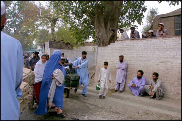 25YearsAgoLive's tweet photo. Tens of thousands of Afghan refugees have arrived at the closed borders of Iran and Pakistan. They are not admitted. 

A total of 2.6 million Afghans are now in the process of fleeing the country. https://t.co/XMZz1xhXLR