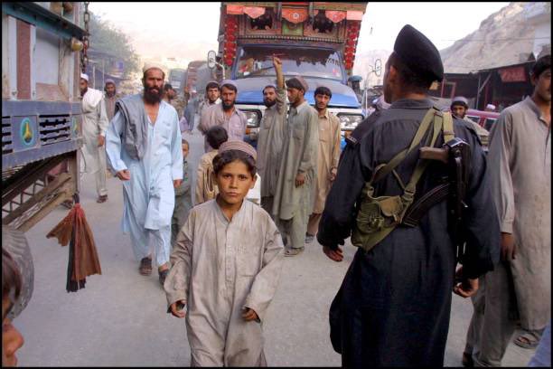 25YearsAgoLive's tweet photo. Tens of thousands of Afghan refugees have arrived at the closed borders of Iran and Pakistan. They are not admitted. 

A total of 2.6 million Afghans are now in the process of fleeing the country. https://t.co/XMZz1xhXLR