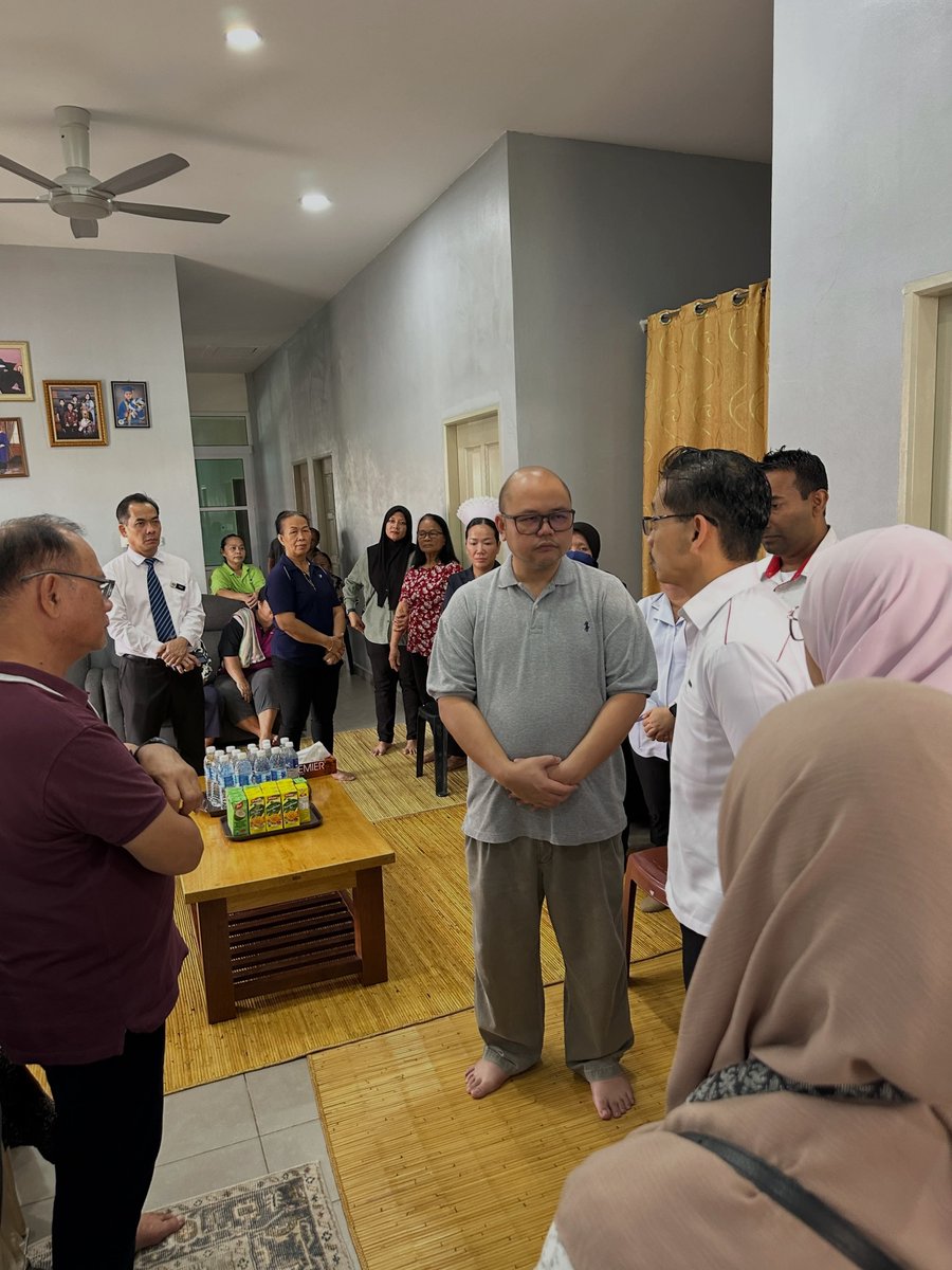 Skan7341's tweet photo. Syukur.. selasa lepas, berkesempatan menyantuni keluarga mendiang SN Jesse Dan memberi penghormatan terakhir mewakili Kementerian Kesihatan Malaysia dan diri sendiri selaku ketua Program Kesihatan Awam kebangsaan, anak jati Sarawak serta org yg pernah bersama pasukan FDS. Salam takziah buat keluarga .. terima kasih Wirawati.. air mata kami mengiringi mu..