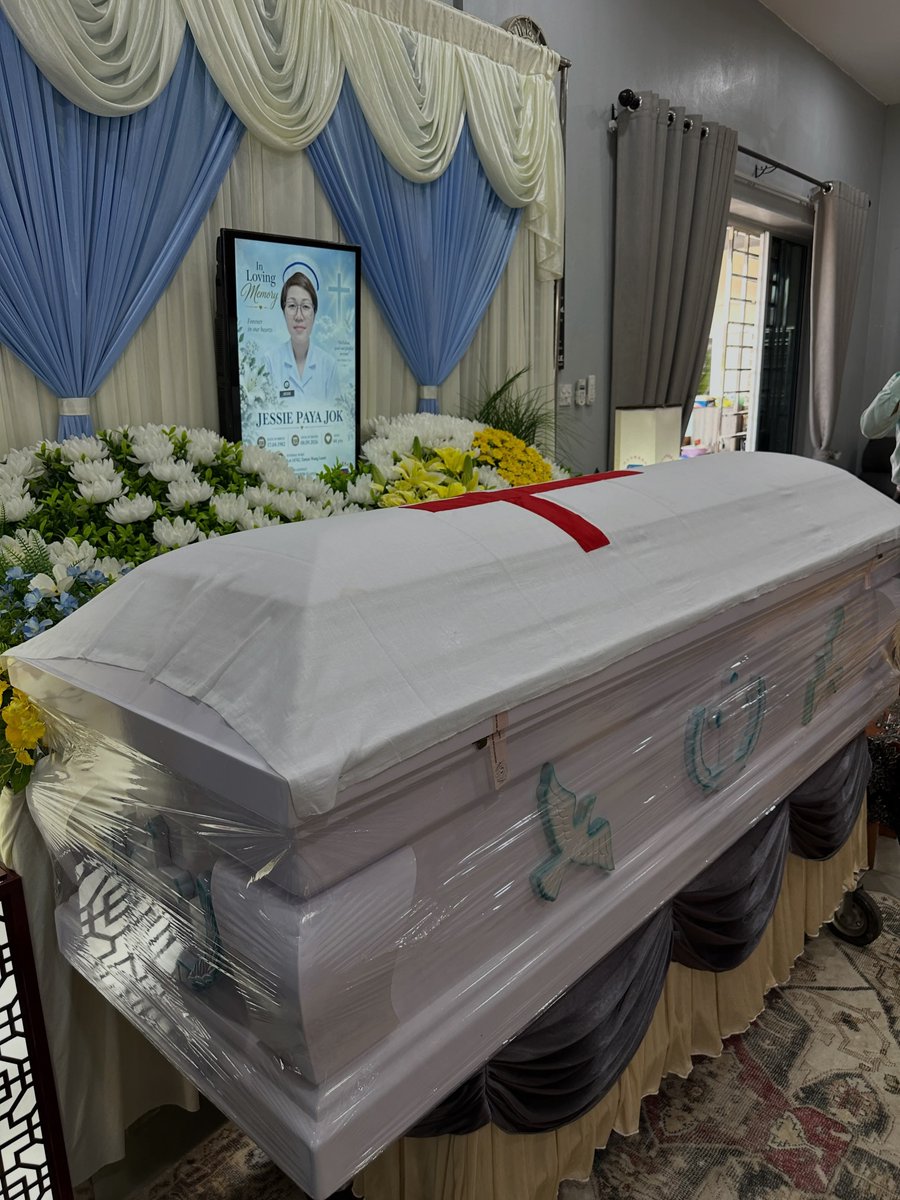 Skan7341's tweet photo. Syukur.. selasa lepas, berkesempatan menyantuni keluarga mendiang SN Jesse Dan memberi penghormatan terakhir mewakili Kementerian Kesihatan Malaysia dan diri sendiri selaku ketua Program Kesihatan Awam kebangsaan, anak jati Sarawak serta org yg pernah bersama pasukan FDS. Salam takziah buat keluarga .. terima kasih Wirawati.. air mata kami mengiringi mu..