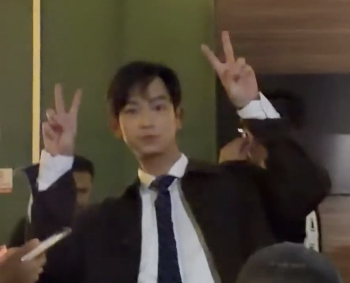 748asa's tweet photo. ネクタイ👔👔👔
しぬ👔👔👔 https://t.co/qVh72Dm6UM