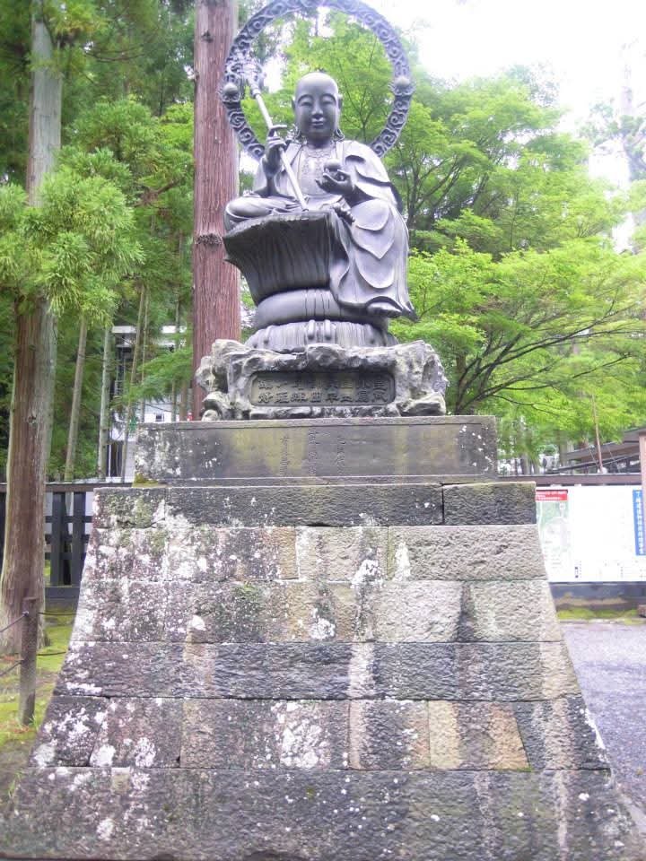 mido_u13's tweet photo. 振り返りお出掛け記録
宮城県 瑞巌寺

瑞巌寺の門をくぐると杉並木
東日本大震災の被害で多くの巨木が枯死し伐採されたそう
震災前はもっと密度高く杉の木が生えていたんだろうね
3枚目は庫裡
国宝になっている本堂がまさかの回収中…残念
こちらの庫裡の中から回収中の本堂裏が見学出来ました https://t.co/rgZdsPqfmx