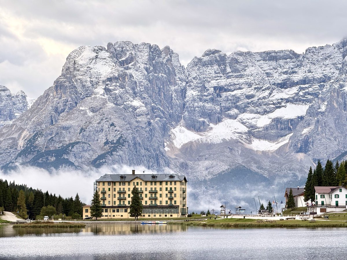 BellBingo's tweet photo. Grand Hotel misurina, Dolomites, Italy ตื่นมาได้วิวทะเลสาบ misurina สวยมาก ห้องอาหารเช้าได้วิวทะเลสาบ https://t.co/lMEDqVMtHJ