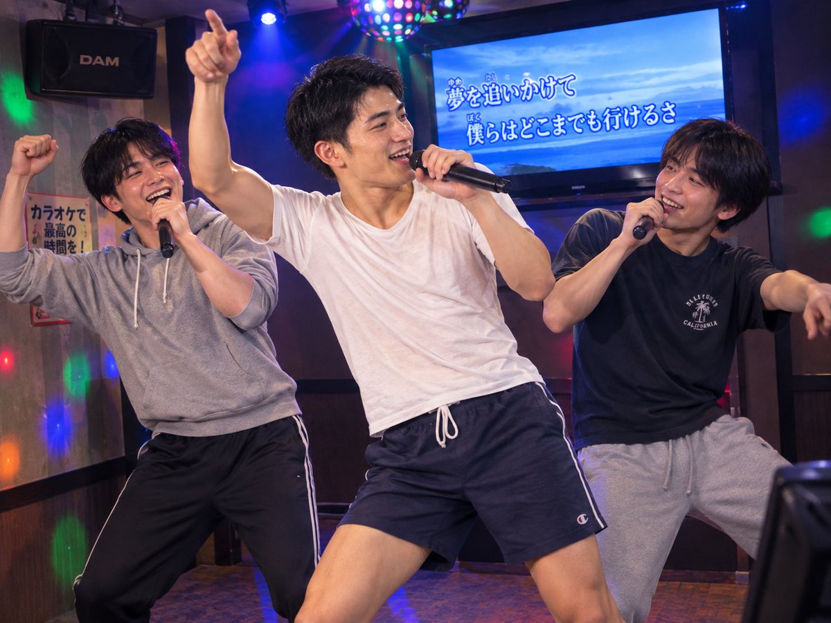 enter_dragon21's tweet photo. 平成の陽キャ大学生なら、サークルの飲み会はノリ良くマッパ！

これも先輩やギャル達に喜んでもらうため。

いやぁ、一年生は辛いよ…。 https://t.co/M935QR1jTR