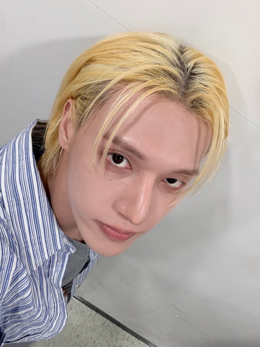 wsn_snw's tweet photo. I see no difference (though his hair is blonde) https://t.co/Q0v1GW9B4w