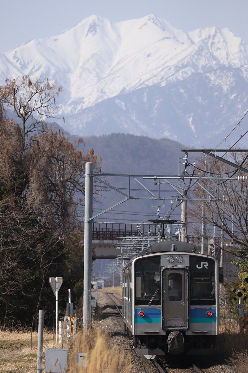 photodiningcar's tweet photo. 北アルプスを背景に走る大糸線E127系 https://t.co/qSM40wmNdl