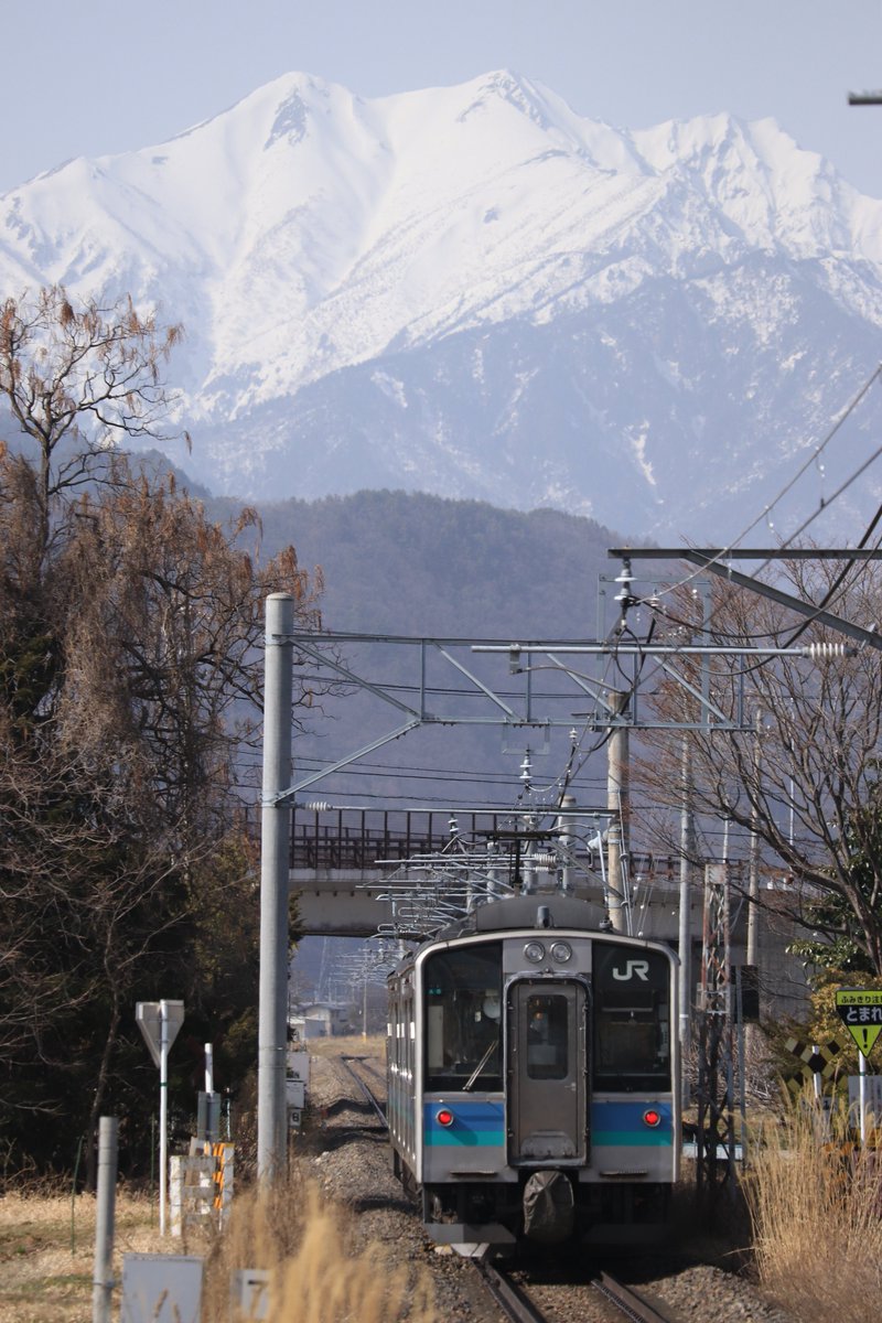 photodiningcar's tweet photo. 北アルプスを背景に走る大糸線E127系 https://t.co/qSM40wmNdl