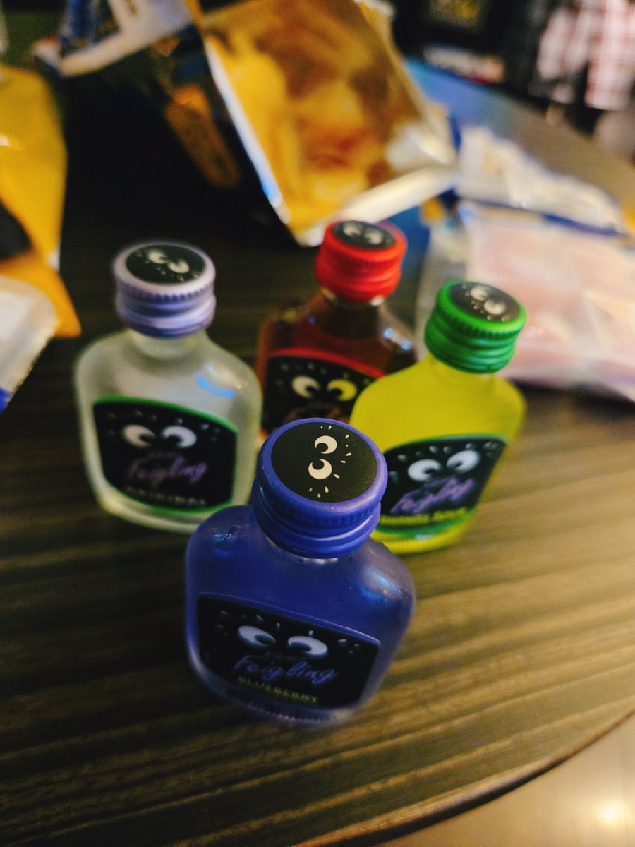 32_gohan's tweet photo. パリピの酒
会社のカラオケ会のたびに持っていくさしいれ

そしたら冷蔵庫にクソデカがあってわろた https://t.co/1S6rNs6y54