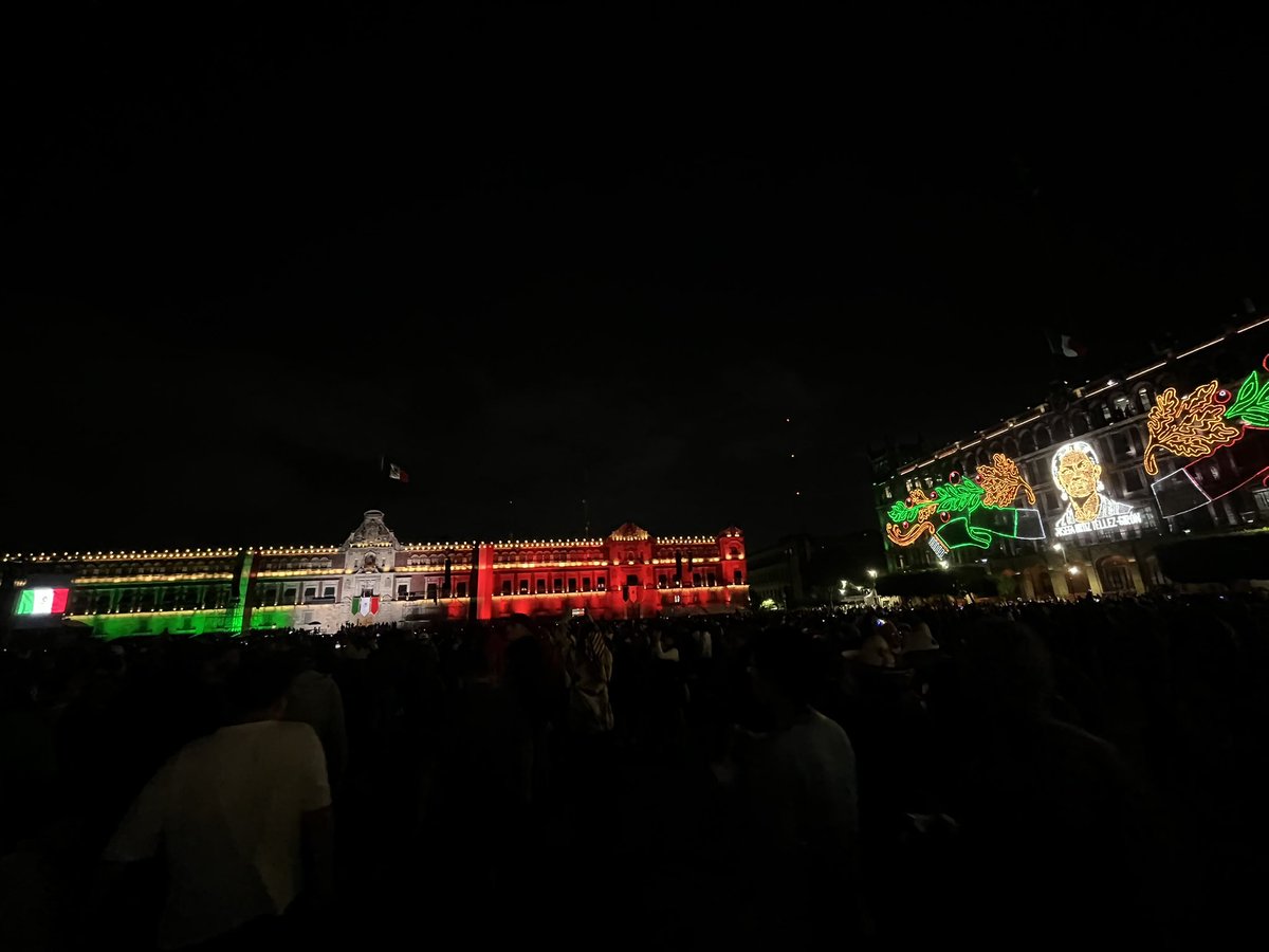 karinaop's tweet photo. La paso fenomenal con mi mamá; fuimos al Zócalo un rato, previo al Grito, y estaba muy lindo, muy tranquillo. Lo disfrutamos.
Y como cada año, al rato al desfile. 
¡Viva México! https://t.co/sHXvFVGQRa