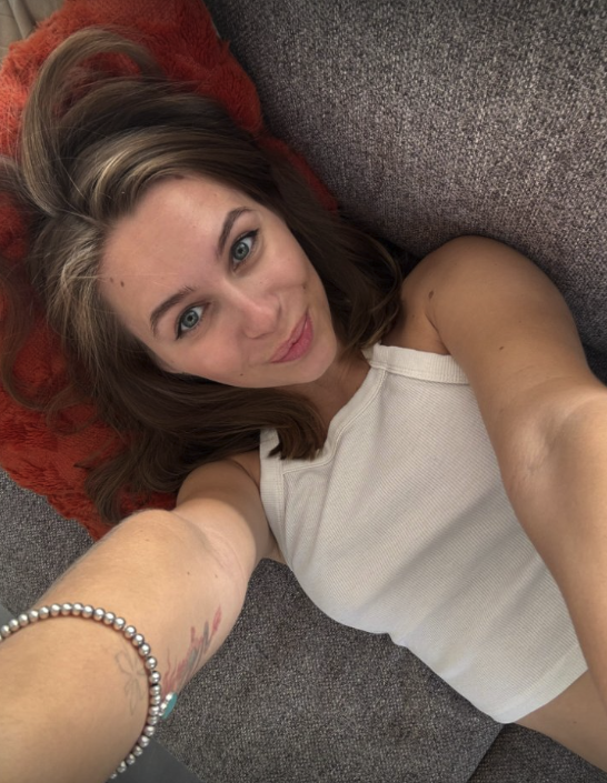 _Nela_n's tweet photo. Něco o mě: je mi 26 a i když teď žiju v Praze, kus srdce mi pořád zůstal v Plzni 😋 Pracuju v Zaře ale tady bych chtěla být víc sama sebou… 

A mám takové tajemství, které moc neříkám, ale třeba ti ho prozradím.. Uvidíme, jak moc budeš zvědavej 👀 Napiš mi… 💋 https://t.co/zX6luvSepV
