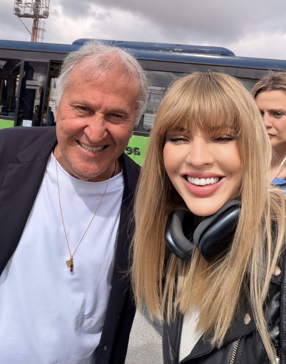 talitamood's tweet photo. Hoje no aeroporto antes do voo SP x RJ tivemos o encontro de duas das pessoas mais talentosas que ja existiram quando o assunto é chutar bolas 🤭😂 
@talitatrix  🫶🏻 https://t.co/0g3VT43EbS