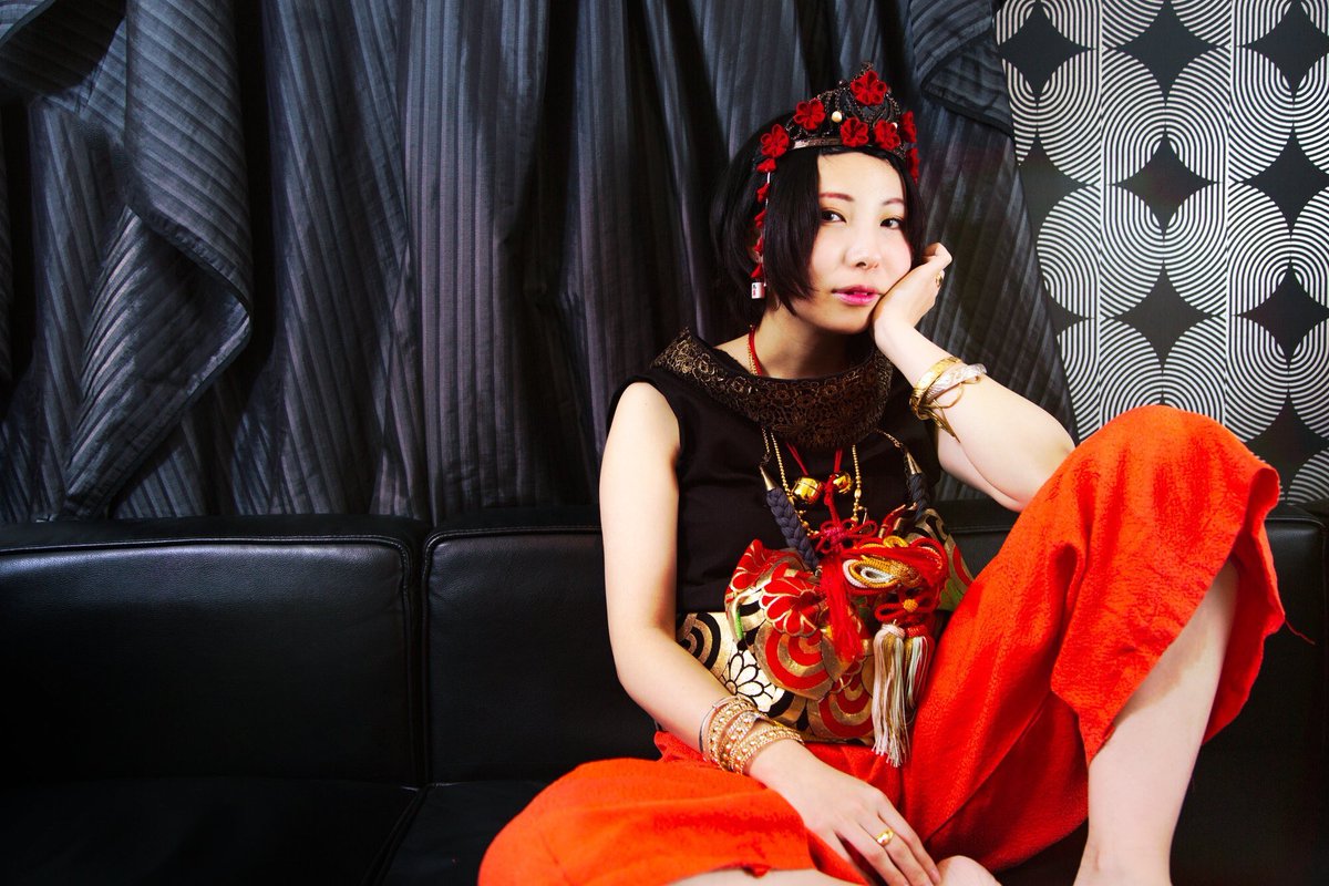 adoooocoi's tweet photo. 黒　×   朱

📷→ @Moto_artist  天野トロイカさん

今度の衣装のイメージ模索のために過去写真眺めてたらみっけた
めちゃめちゃ好きな雰囲気のお写真🤲

数年前のお写真だけど何度見ても毎回目が覚めるような鮮やかさを感じられるの、天野トロイカさん天才なんだよな… https://t.co/aDHqqi655P