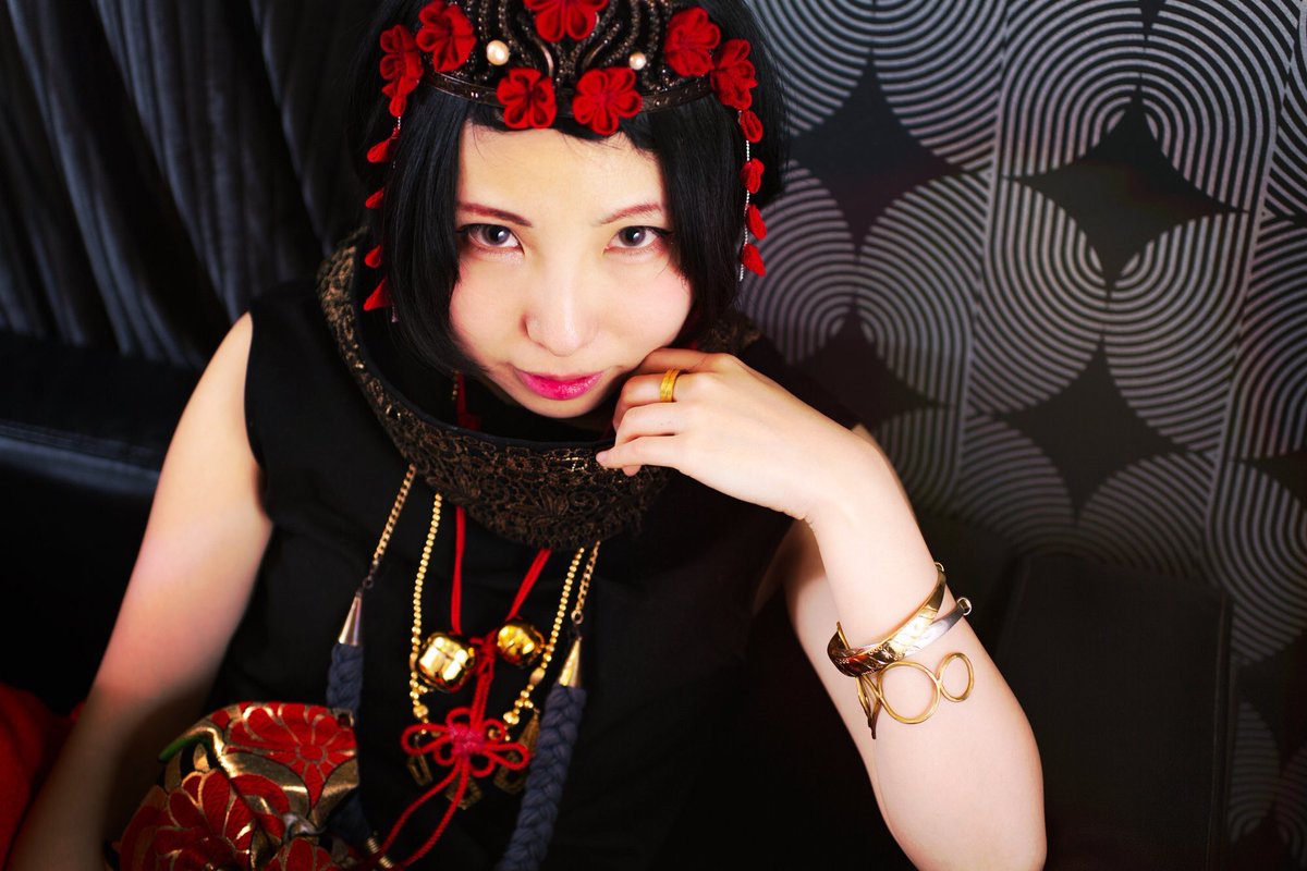 adoooocoi's tweet photo. 黒　×   朱

📷→ @Moto_artist  天野トロイカさん

今度の衣装のイメージ模索のために過去写真眺めてたらみっけた
めちゃめちゃ好きな雰囲気のお写真🤲

数年前のお写真だけど何度見ても毎回目が覚めるような鮮やかさを感じられるの、天野トロイカさん天才なんだよな… https://t.co/aDHqqi655P