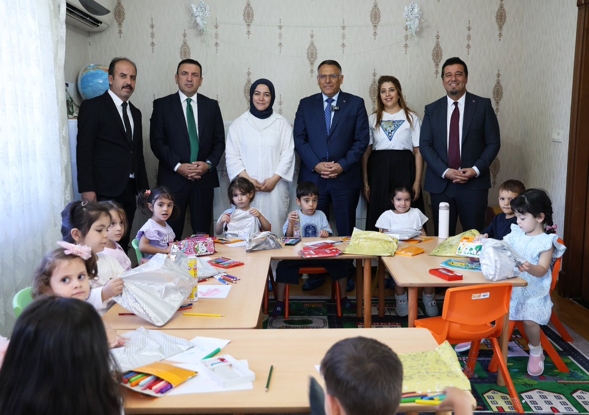 igdir_uni's tweet photo. Rektör Konutundan Eğitim Yuvasına Dönüşen Püster Alagöz Anaokulunda Yeni Dönem Heyecanı

Üniversitemiz Rektörü Prof. Dr. Ekrem Gürel ve İl Millî Eğitim Müdürü Nail Ekiz, yeni eğitim-öğretim yılının başlaması münasebetiyle Iğdır Üniversitesi Püster Alagöz Anaokulunu ziyaret ederek minik öğrencilerin heyecanına ortak oldu.

Geleceğin teminatı çocuklarla yakından ilgilenen Rektörümüz Prof. Dr. Ekrem Gürel ile İl Millî Eğitim Müdürü Nail Ekiz, sınıfları gezerek miniklerin oyunlarına ve sınıf içi etkinliklerine katıldı. 

Çocukların sevincini paylaşan heyet, ziyaret sonunda miniklere çeşitli hediyeler takdim etti.

"En Kıymetli Yatırım Çocuklarımıza Yapılan Yatırımdır"

Ziyarette konuşan Rektörümüz Prof. Dr. Ekrem Gürel, kamu kaynaklarının en verimli şekilde toplum ve eğitim yararına kullanılması gerektiğine vurgu yaparak şunları söyledi:

"Geçtiğimiz yıl aldığımız kararla rektör konutunu, minik yavrularımızın cıvıltılarıyla dolan modern bir eğitim yuvasına dönüştürmüştük. Bugün burada evlatlarımızın gözlerindeki ışıltıyı ve mutluluğu görmek, verdiğimiz kararın ne kadar yerinde olduğunu bir kez daha gösterdi. Onların güvenli, sağlıklı ve modern koşullarda okul öncesi eğitim almaları bizler için her şeyden kıymetli. Tüm miniklerimize, öğretmenlerimize ve velilerimize huzurlu ve başarılarla dolu bir eğitim yılı diliyorum."

İl Millî Eğitim Müdürü Nail Ekiz de kurumlar arası iş birliğinin önemine değinerek rektör konutunun anaokuluna dönüştürülüp ildeki eğitim altyapısına kazandırılmasından dolayı Rektör Gürel’e teşekkür etti.
@EkremGurel @NailEkiz2