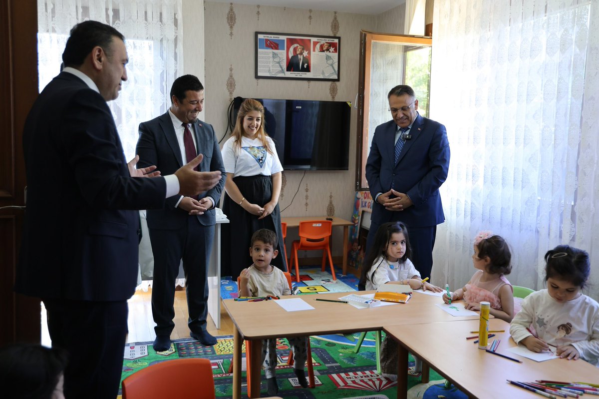 igdir_uni's tweet photo. Rektör Konutundan Eğitim Yuvasına Dönüşen Püster Alagöz Anaokulunda Yeni Dönem Heyecanı

Üniversitemiz Rektörü Prof. Dr. Ekrem Gürel ve İl Millî Eğitim Müdürü Nail Ekiz, yeni eğitim-öğretim yılının başlaması münasebetiyle Iğdır Üniversitesi Püster Alagöz Anaokulunu ziyaret ederek minik öğrencilerin heyecanına ortak oldu.

Geleceğin teminatı çocuklarla yakından ilgilenen Rektörümüz Prof. Dr. Ekrem Gürel ile İl Millî Eğitim Müdürü Nail Ekiz, sınıfları gezerek miniklerin oyunlarına ve sınıf içi etkinliklerine katıldı. 

Çocukların sevincini paylaşan heyet, ziyaret sonunda miniklere çeşitli hediyeler takdim etti.

"En Kıymetli Yatırım Çocuklarımıza Yapılan Yatırımdır"

Ziyarette konuşan Rektörümüz Prof. Dr. Ekrem Gürel, kamu kaynaklarının en verimli şekilde toplum ve eğitim yararına kullanılması gerektiğine vurgu yaparak şunları söyledi:

"Geçtiğimiz yıl aldığımız kararla rektör konutunu, minik yavrularımızın cıvıltılarıyla dolan modern bir eğitim yuvasına dönüştürmüştük. Bugün burada evlatlarımızın gözlerindeki ışıltıyı ve mutluluğu görmek, verdiğimiz kararın ne kadar yerinde olduğunu bir kez daha gösterdi. Onların güvenli, sağlıklı ve modern koşullarda okul öncesi eğitim almaları bizler için her şeyden kıymetli. Tüm miniklerimize, öğretmenlerimize ve velilerimize huzurlu ve başarılarla dolu bir eğitim yılı diliyorum."

İl Millî Eğitim Müdürü Nail Ekiz de kurumlar arası iş birliğinin önemine değinerek rektör konutunun anaokuluna dönüştürülüp ildeki eğitim altyapısına kazandırılmasından dolayı Rektör Gürel’e teşekkür etti.
@EkremGurel @NailEkiz2