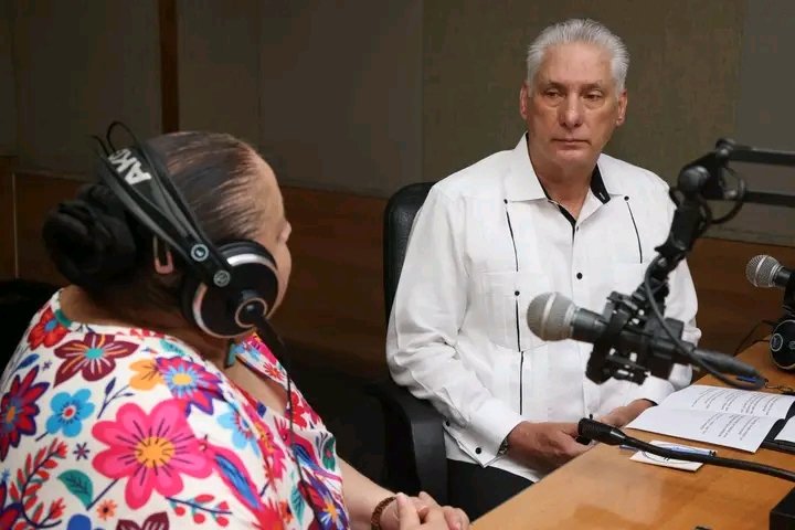 yulls_yusimi's tweet photo. 🇨🇺| @DiazCanelB 1er. Secretario del #CCPCC y Presidente de la República, estuvo esta mañana en @radiorebeldecu, anunció la salida al aire próximamente de su programa "Criterio Compartido", un espacio para dialogar sobre la realidad de #Cuba.
#Cuba
#Cienfuegos
📷 Presidencia https://t.co/FyYkiIeoSf