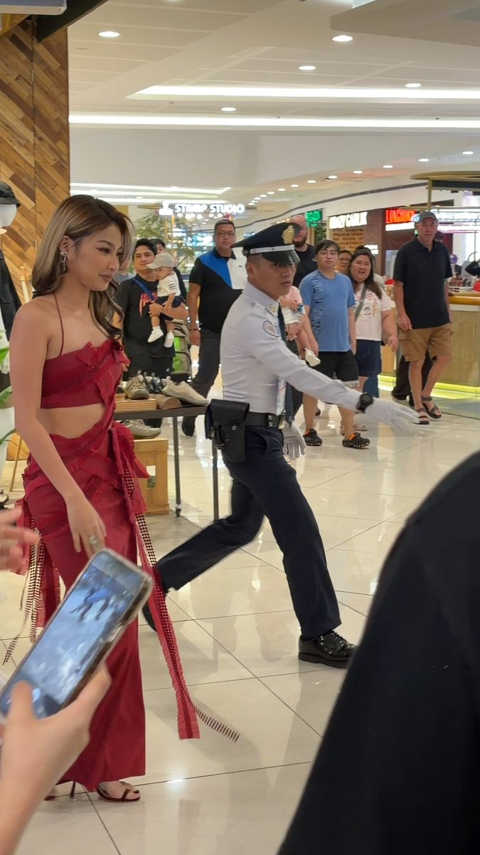 cheonsuerte's tweet photo. YALL SAW BINI SA MOA RANDOMLY USIFBSJDHAJA GAGANDA https://t.co/iLcrKO6UVZ