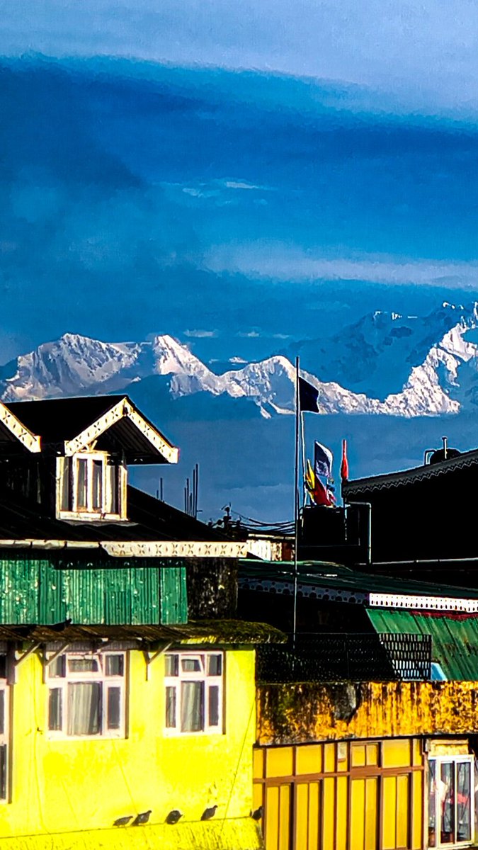 ankiitamalik's tweet photo. was lucky enough to witness the beauty of kanchenjunga in monsoon 🤍 https://t.co/RGU6GDoA9L