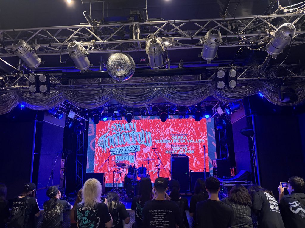 notmytimeline13's tweet photo. Bury tomorrow行ってきました。
急遽アコースティック編成のレアライブ、沁みたなあ。やってくれてありがとう。

Gideon音重すぎ、かっこよかった。
フロアもタフガイが集まってわちゃわちゃしてましたね☻ https://t.co/Yk4lNFT1pC