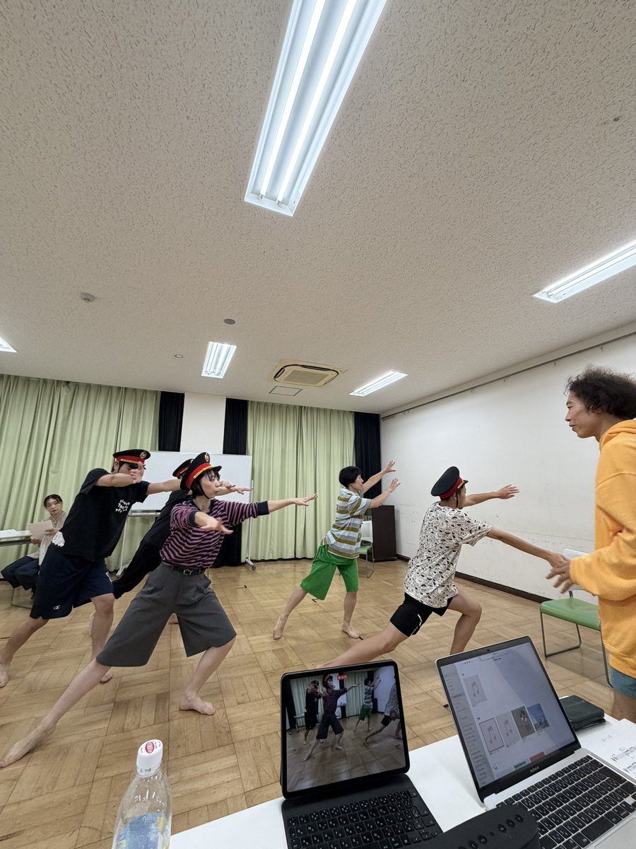 torisitorisi's tweet photo. #あのね企画　#宮沢賢治　#ザネリの星
育海によるラストダンス振付稽古！
ブッシュマンの肉弾戦のようなダンスとは角度変わって、優しくて柔らかい振付です。でもやはり大事なのは、質感。
手の先や身体の伸び。足の運び。繊細！
チケットはこちらから↓
https://t.co/vdJhJr5a4i https://t.co/PMGr7BLPXn