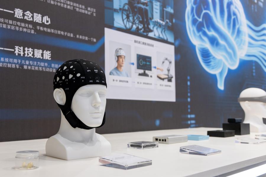 XHNews's tweet photo. China has approved and issued the country's third medical-device standard for brain-computer interfaces (BCIs), which is also the world's first such standard for BCI medical devices using artificial intelligence (AI) to process electroencephalogram (EEG) data. https://t.co/d3umC6o9CF