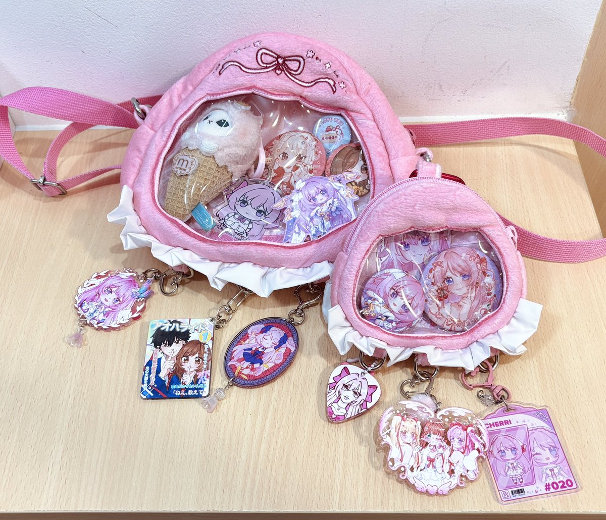 seeiicca's tweet photo. Jellyfish itabag &amp; itapouch first sample💕 

Karena ini fast sample jadi masih ada beberapa adjustment yaa terlebih di transparent windownya ⸜(｡˃ ᵕ ˂ )⸝♡

Pouchnya juga belum di bordir buat mastiin bentuknya duluu ;D

#cf23 https://t.co/NfDIkoYttM