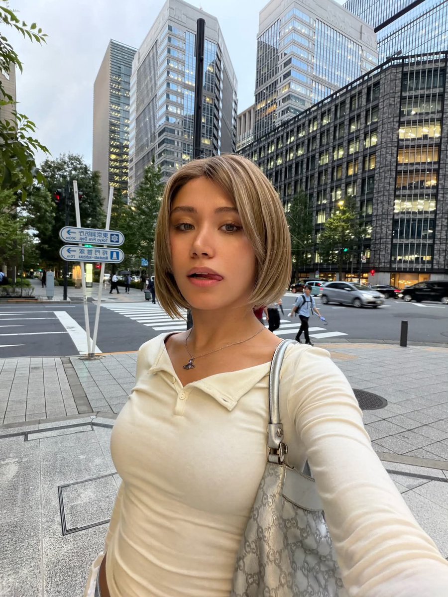 Zeynep1063152's tweet photo. hilalin saçını böyle yaptıracağına inandınızmı gerçekten ilk bakışta ben peruğum diye bağırıyo saç https://t.co/iceCXRlO1C