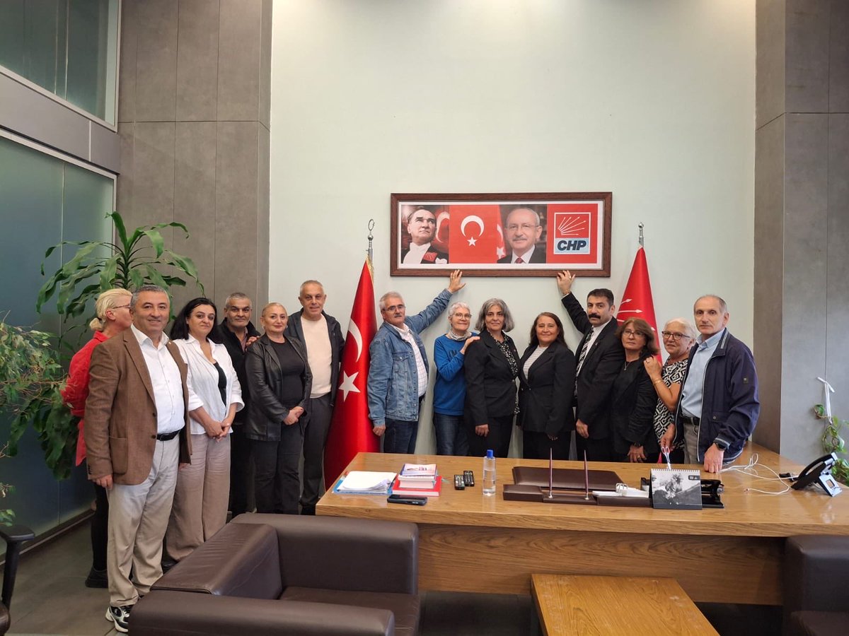 avmuhteremaktas's tweet photo. Cumhuriyet Halk Partisi ￼Şişli İlçe ￼Yönetim Kurulu üyesi arkadaşlarımızla ve partililerimizle birlikte; 

Şişli Belediyesi’ndeki CHP Belediye Meclis Grubumuzun salonunu ziyaret edip, gerekli düzenlemeleri gerçekleştirdik. 

Halkımız müsterih olsun:

Şişli Belediyesi; 

İlk yerel seçimden sonra, tekrar CHP’li bir Belediye Başkanı ve CHP’li Belediye Meclisi Üyeleri tarafından yönetilecek…

CHP VARSA; HERKES İÇİN VAR…

@SisliCHP1923 
@kilicdarogluk 
@herkesicinCHP 

Av. Muhterem AKTAŞ 
CHP Şişli İlçe Başkanı ￼