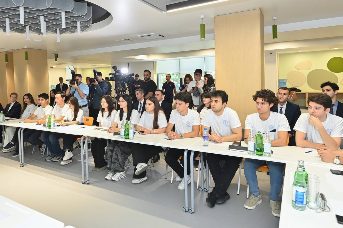 tehsilgovaz's tweet photo. “AZCON School of Engineering and Technology” – AZCON Mühəndislik və Texnologiya Məktəbinin (AZSET) ilk tələbələri ilə görüş keçirilib.

Görüşdə elm və təhsil naziri Emin Əmrullayev, rəqəmsal inkişaf və nəqliyyat naziri Rəşad Nəbiyev, AZCON Holding-in icraçı direktoru Şahin Babayev, AzTU-nun rektoru Vilayət Vəliyev, TUM-un vitse-prezidenti Dr. Alex Braun və digər qonaqlar iştirak ediblər.

Tələbələrlə tədris prosesi, akademik mühit və gələcək imkanlar barədə fikir mübadiləsi aparılıb, nəzəri biliklərin praktiki bacarıqlarla möhkəmləndirilməsinin və sənaye ilə əməkdaşlığın əhəmiyyəti vurğulanıb.

Ətraflı: https://t.co/nCljLEZMdb

#ElmVəTəhsilNazirliyi #EduGovAz #EduAz #AliTəhsil