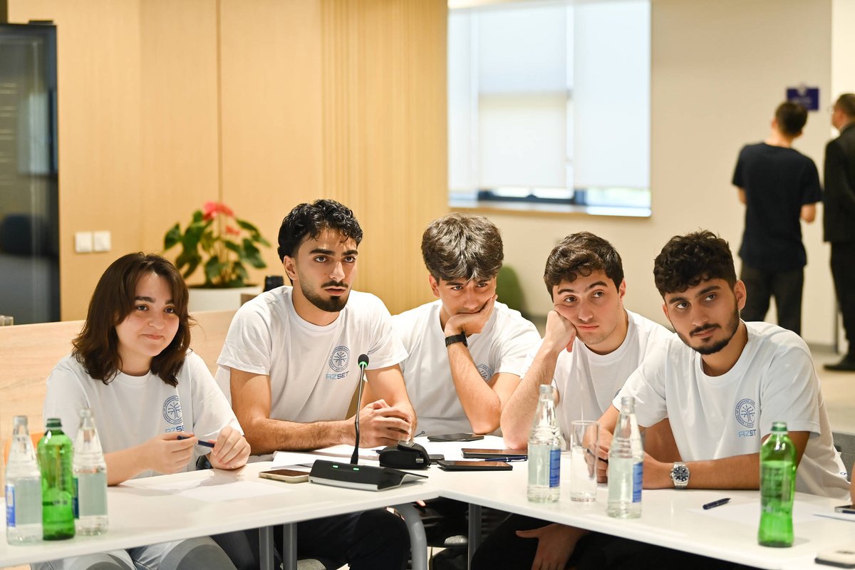 tehsilgovaz's tweet photo. “AZCON School of Engineering and Technology” – AZCON Mühəndislik və Texnologiya Məktəbinin (AZSET) ilk tələbələri ilə görüş keçirilib.

Görüşdə elm və təhsil naziri Emin Əmrullayev, rəqəmsal inkişaf və nəqliyyat naziri Rəşad Nəbiyev, AZCON Holding-in icraçı direktoru Şahin Babayev, AzTU-nun rektoru Vilayət Vəliyev, TUM-un vitse-prezidenti Dr. Alex Braun və digər qonaqlar iştirak ediblər.

Tələbələrlə tədris prosesi, akademik mühit və gələcək imkanlar barədə fikir mübadiləsi aparılıb, nəzəri biliklərin praktiki bacarıqlarla möhkəmləndirilməsinin və sənaye ilə əməkdaşlığın əhəmiyyəti vurğulanıb.

Ətraflı: https://t.co/nCljLEZMdb

#ElmVəTəhsilNazirliyi #EduGovAz #EduAz #AliTəhsil