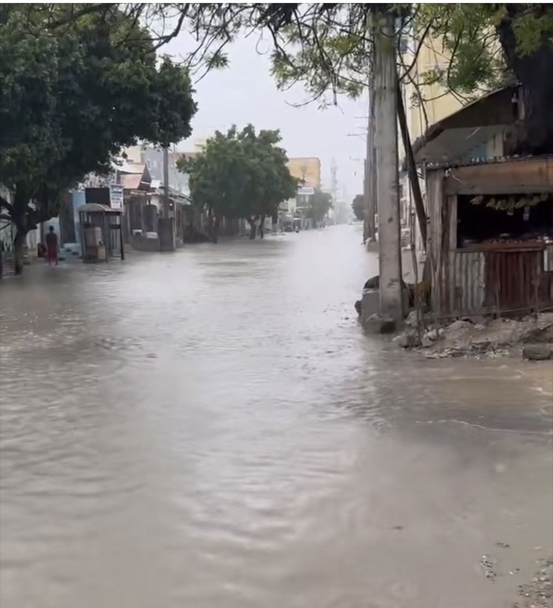 dhoorebbc's tweet photo. Despite a $100 million annual budget, receiving undisclosed significant amounts of business rates and other taxes, millions of US dollars from UN-funded urban resilience to climate change and transitioning to a green, UK-funded Sinaan project, and other income from the World Bank, Turkey, and Qatar, the Mogadishu municipality failed to provide basic needs to the residents of the capital.

Every rainy season, Mogadishu’s main streets turn into waterways.