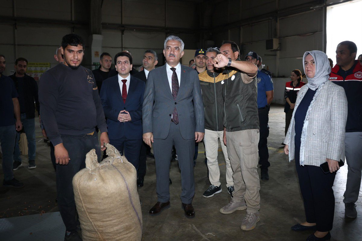 duzceiltarim's tweet photo. Düzce Valisi Sayın Mehmet Makas, Çilimli ilçesinde faaliyet gösteren Toprak Mahsulleri Ofisi (TMO) Ürün Alım Merkezi’ni ziyaret ederek fındık alım çalışmalarını yerinde inceledi...Haberin Devamı Linkte 👉🏻 https://t.co/RAFLQdknTf
@TCTarim
@ibrahimyumakli @esrauzun @AhmetGumen https://t.co/JY14zyMjY5