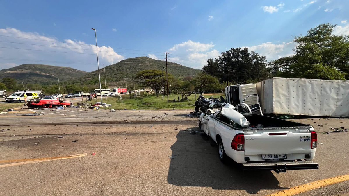 lnnocent191535's tweet photo. ⚠️ UPDATE: N4 Ngodwana
#FATAL: 3 dead incl 2 UK tourists.
Truck on D799 Kaapsehoop Rd allegedly skipped intersection, hit 3 vehicles on N4 at 13:00.
2 injured to Kiaat Hospital. Road partially closed.
#N4 #MpTrafficAlert
#TruckersSaNational https://t.co/bDVttzvhaO