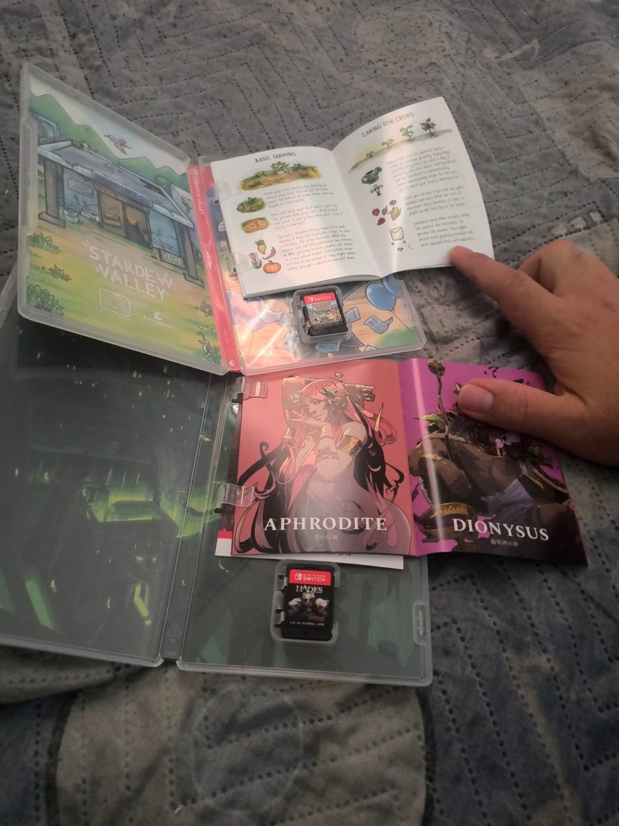 OnlyTrevazX's tweet photo. Uma coisa que reparei colecionando mídias físicas de switch é que quanto menor o orçamento do jogo, melhor é a mídia física dele.

Hades vem com album de artes
Stardew Valley vem com manual completo

Já os exclusivos e outros AAA... porra nenhuma https://t.co/fntNeLNSHl