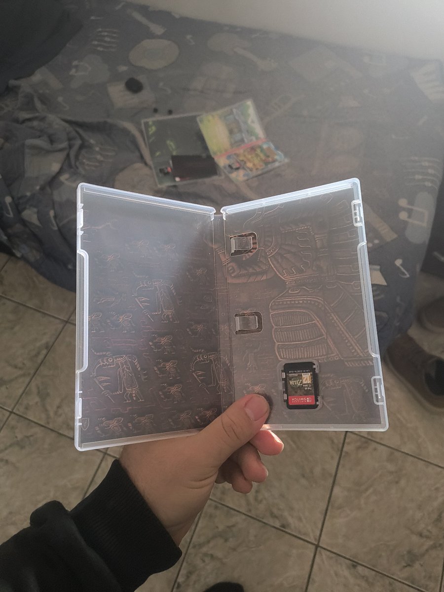 OnlyTrevazX's tweet photo. Uma coisa que reparei colecionando mídias físicas de switch é que quanto menor o orçamento do jogo, melhor é a mídia física dele.

Hades vem com album de artes
Stardew Valley vem com manual completo

Já os exclusivos e outros AAA... porra nenhuma https://t.co/fntNeLNSHl