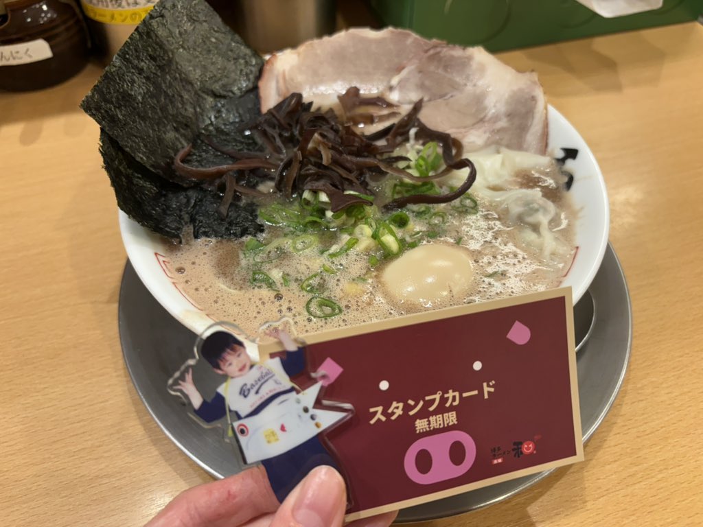 0000Coco's tweet photo. 博多ラーメン 和さん行ってきた〜！！
17時半に着いたら夜の部1番乗りだった😽👍🏻
なにわのヲタクって分かってなのか10番に案内してくれて嬉しかった🥲💭
お店の前はよく通るけど初めて食べてみてほんと濃厚で美味しかった😭♡
替え玉は1回で苦しかった..。
また絶対行きます〜！！ https://t.co/3l4yEczNyy