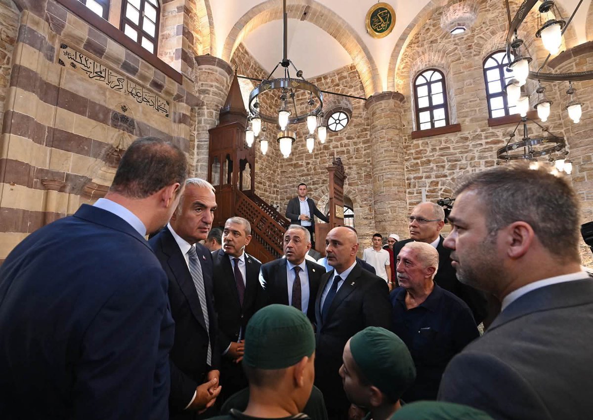 AKOnikisubat's tweet photo. 🕌 Asırlık Beş Emanet

Kültür ve Turizm Bakanımız Sayın Mehmet Nuri Ersoy’un @MehmetNuriErsoy katılımlarıyla;

Kahramanmaraş’ımızın tarihine, kültürüne ve manevi mirasına tanıklık eden;
📍Acemli Camii, 
📍Bektutiye Camii, 
📍Hacı Veli Bey Camii, 
📍Saraçhane Camii ve 
📍Şekerli Camii, titizlikle yürütülen ihya çalışmalarının ardından yeniden cemaatleriyle buluştu.

Şehrimize dair çalışmalarından ve desteklerinden dolayı;
Cumhurbaşkanımız Sayın Recep Tayyip Erdoğan’a @RTErdogan , Kültür ve Turizm Bakanımız Sayın Mehmet Nuri Ersoy’a @MehmetNuriErsoy , Vakıflar Genel Müdürümüz Sayın Sinan Aksu'ya @sinanaksu , Vakıflar Bölge Müdürlüğümüze ve emeği geçen herkese teşekkür ederiz.