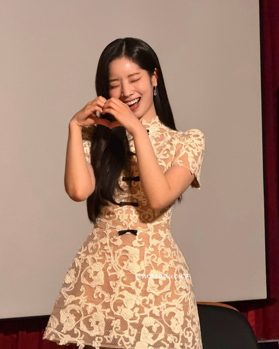 KDahyunBrazil's tweet photo. Dahyun mencionou que a Kim Hyeyoon é a sua atriz favorita, no JIMFF 2026.

🤍: Pessoalmente, eu realmente, realmente amo a atriz Kim Hye-yoon. Bem, ela atua tão bem, ela é muito brilhante e muito adorável. Apenas olhando para ela, você pode realmente sentir a energia dela. É por isso que eu a admiro muito.

#DAHYUN #다현 #TWICE @JYPETWICE