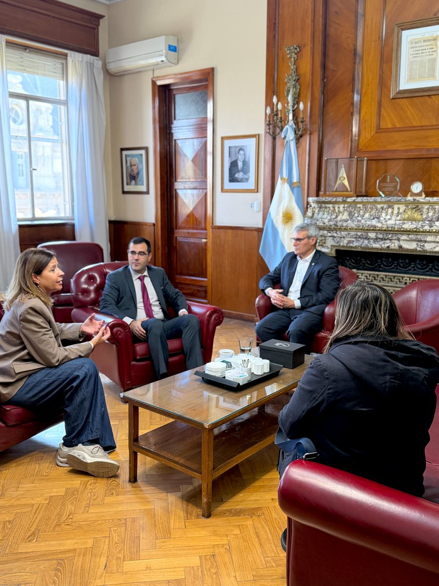 UNS_oficial's tweet photo. 🇦🇷🤝🇪🇸Recibimos en el Rectorado a D. Javier San Román, el nuevo cónsul general de España @CgEspBahiaBlanc  
Nos unen profundos lazos académicos y culturales, y  conversamos sobre los numerosos proyectos de colaboración e intercambio docente y estudiantil vigentes con su país https://t.co/qwujE90YQa