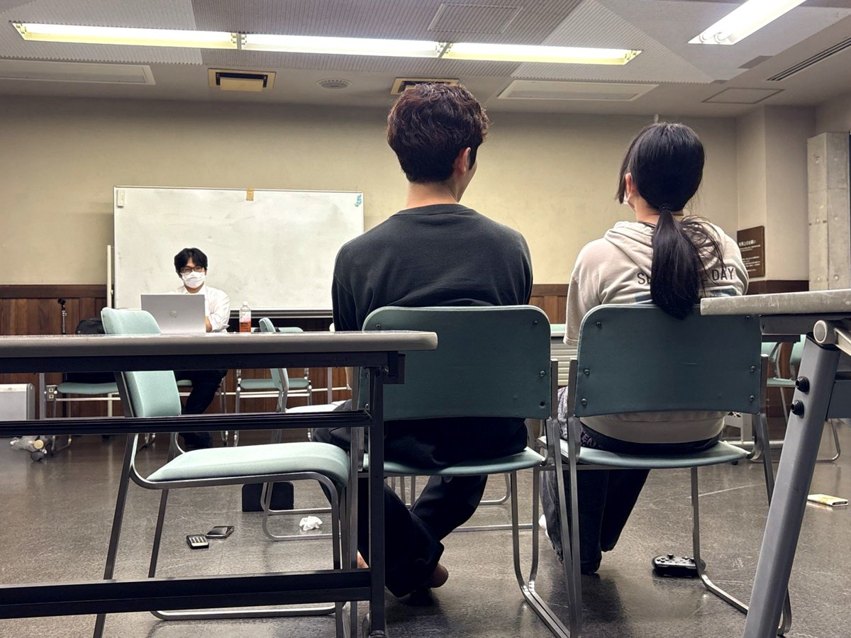 T_goseki's tweet photo. #かたちにならない
通した！！！
とても、意義のある通しでした。

帰り道の電車、観に来てくださっていた串谷さんとお話をして、やっぱりこの作品は「ハッピーな絶望」なんだなと思ったり。

丁度河西さんが隠れて、僕が演出家みたいになってる一枚を添えて。

🎫ご予約
https://t.co/Cx8yvESdF5 https://t.co/eeiefmc202
