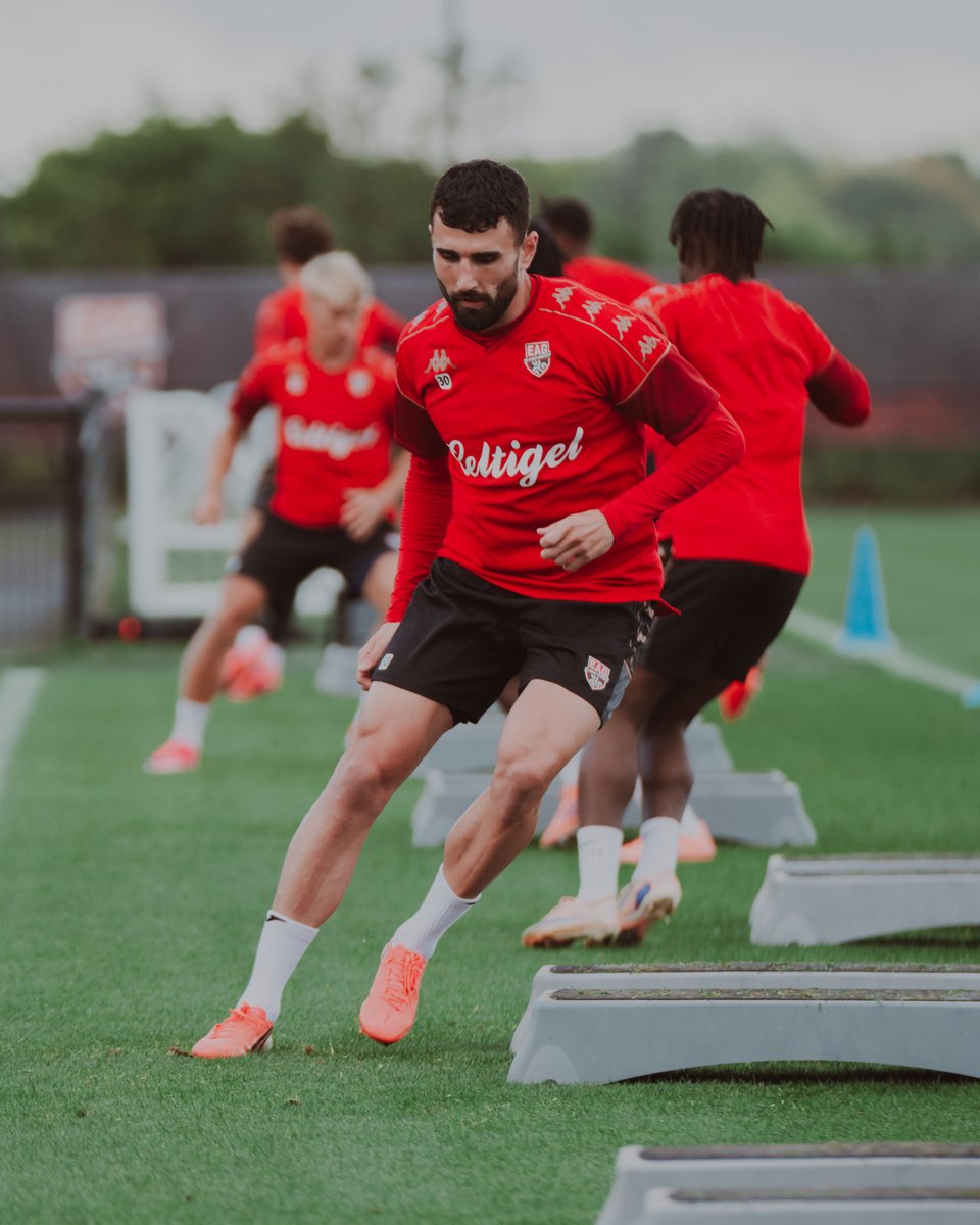 EAGuingamp's tweet photo. 𝗚𝗮𝘂𝘁𝗶𝗲𝗿 𝗢𝘁𝘁 retrouve progressivement le groupe 👊 

Après plusieurs mois loin des terrains, notre numéro 30 a repris les entraînements collectifs.

Content de te revoir, 𝗚𝗮𝘂𝘁𝗶𝗲𝗿 ! ❤️‍🔥🖤

#TeamEAG #WarRaok https://t.co/Dy2VTLp0Cr