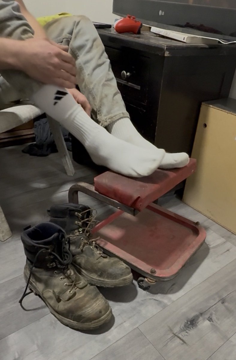 Dudestoes's tweet photo. Boots off. #mansocks #mandirtysocks #gaysocks #malesmellysocks #gayfootfetish #gayfeetfetish #mansoles #dudesocks #socksmanfetish #malesockfetish #manboots #malebootfetish #hotmanboots #hotmenboots #smellymanboots #smellymaleboots #menwhitesocks #straightfeet https://t.co/pPVN0y2SSP