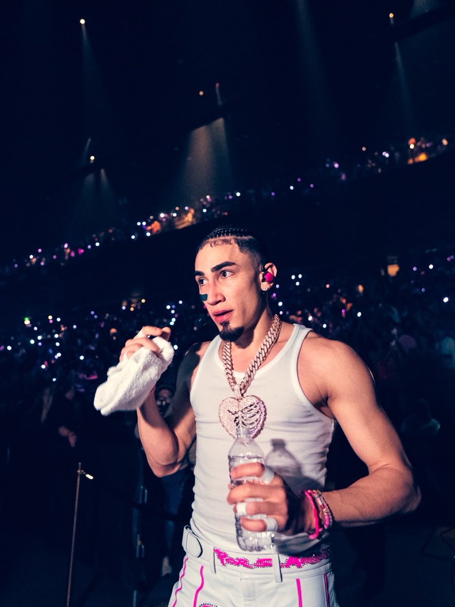 badbunita's tweet photo. 🏆| Omar Courtz ha sido nominado a los Latin Grammys en la categoría de “Mejor canción Urbana” con POR SI MAÑANA NO ESTOY. https://t.co/jPoZzi2iDg