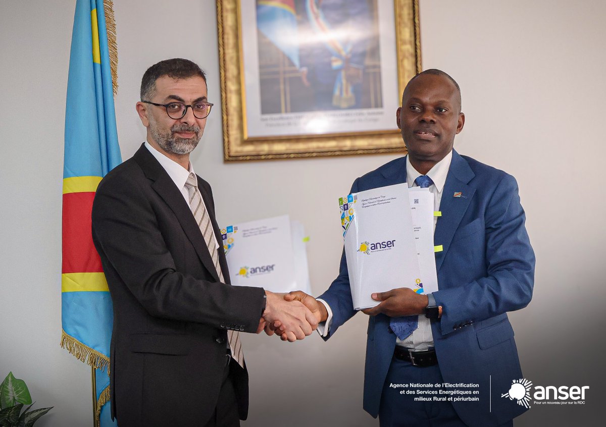 anser_rdc's tweet photo. ⚡️🏘️ Électrification de Nioki à Mai-Ndombe : plus de 5 000 ménages auront bientôt accès à l’électricité. 💡🔌

L’Agence Nationale de l’Électrification et des Services Énergétiques en milieux Rural et périurbain (@anser_rdc ) 🤝 et le consortium ELICOM/EMC ont procédé mardi 15 septembre à la signature du contrat 📄✍️ pour l’exécution des travaux de construction d’une centrale solaire photovoltaïque de 3 MWc ☀️⚡️ avec 6 MWh de stockage 🔋, ainsi que des réseaux de distribution MT et BT, à Nioki dans la province du Mai-Ndombe. 🌍

C’est une étape très importante 🚀 qui vient d’être franchie à l’issue du processus d’appel d’offres National N°020/ANSER/DG/T/2025, lancé le 27 juin 2025 📅, pour ce marché attribué au groupement ELICOM-EMC. 🤝

Ce projet vise à impacter plus de 5 000 ménages 👨‍👩‍👧‍👦🏠 et à contribuer à la transformation économique locale 📈 par les usages productifs de l’électricité. ⚙️💡

Cette infrastructure contribuera également à soutenir les activités économiques, sociales et productives 🏪🌾🏫, tout en favorisant le développement local 🌱 et l’amélioration des conditions de vie des populations. 🙌

Un pas important 🚀 vers l’accès universel à l’électricité ⚡️💡 dans la province du Mai-Ndombe vient d’être franchi. 🇨🇩

#ÉlectricitéPourTous #ÉlectrificationRural #Nioki #MaiNdombe #Électrification #ÉnergieSolaire @Cypmusimar @damien_twambi
