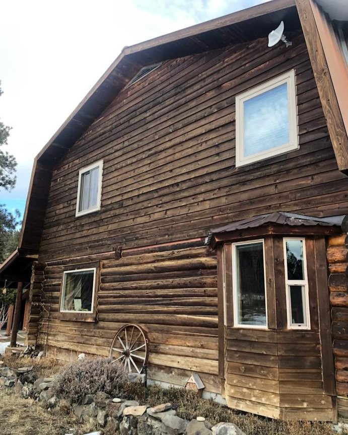 PERMACHINK's tweet photo. 🪵 What a transformation!
For this week’s #ContractorsCorner, Jon Ozbun restored this log home in Kittitas County, WA using Lifeline Ultra-7 Almond with tan Perma-Chink.
The warm finish really brings the grain and character of these logs back to life. 👏
#LogHomeRestoration https://t.co/ETukWaijNN