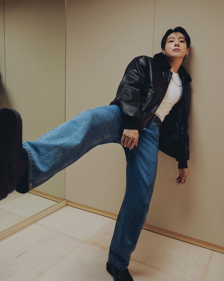 WORLDMUSICAWARD's tweet photo. #JUNGKOOK is insanely handsome and iconic in new pictorial for Calvin Klein’s “Feel the Fit” campaign! 💪🕺🏻✨🌟🤩CK👖🔥🆕📸👑💙💜      

CK GLOBAL ICON JUNGKOOK #JUNGKOOKxCALVINKLEIN 
#JungkookForCalvinKlein 
@BTS_twt
#CalvinKlein @CalvinKlein https://t.co/szwOMMgsgO