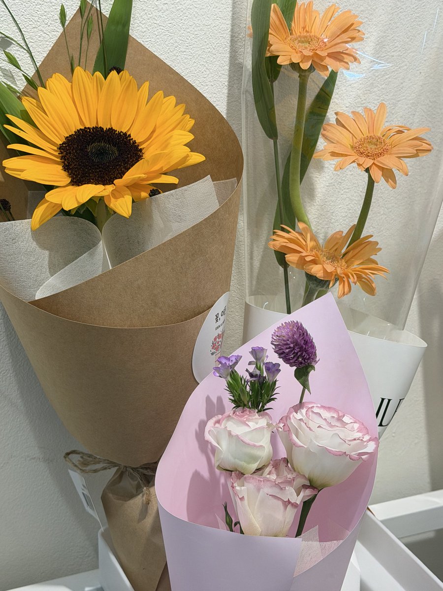 dosun___on's tweet photo. 집앞에 무인 꽃집이 생겼네 https://t.co/UuUr8BcZ4A