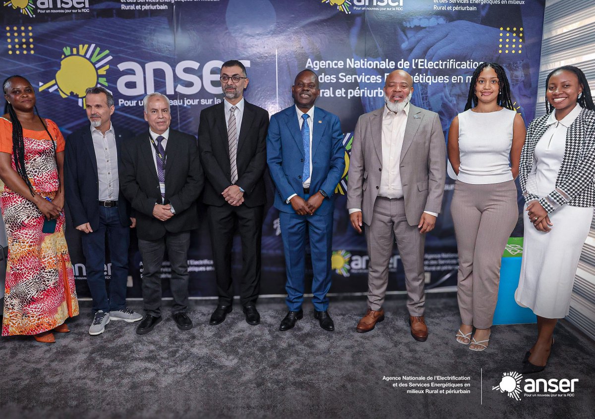 anser_rdc's tweet photo. ⚡️🏘️ Électrification de Nioki à Mai-Ndombe : plus de 5 000 ménages auront bientôt accès à l’électricité. 💡🔌

L’Agence Nationale de l’Électrification et des Services Énergétiques en milieux Rural et périurbain (@anser_rdc ) 🤝 et le consortium ELICOM/EMC ont procédé mardi 15 septembre à la signature du contrat 📄✍️ pour l’exécution des travaux de construction d’une centrale solaire photovoltaïque de 3 MWc ☀️⚡️ avec 6 MWh de stockage 🔋, ainsi que des réseaux de distribution MT et BT, à Nioki dans la province du Mai-Ndombe. 🌍

C’est une étape très importante 🚀 qui vient d’être franchie à l’issue du processus d’appel d’offres National N°020/ANSER/DG/T/2025, lancé le 27 juin 2025 📅, pour ce marché attribué au groupement ELICOM-EMC. 🤝

Ce projet vise à impacter plus de 5 000 ménages 👨‍👩‍👧‍👦🏠 et à contribuer à la transformation économique locale 📈 par les usages productifs de l’électricité. ⚙️💡

Cette infrastructure contribuera également à soutenir les activités économiques, sociales et productives 🏪🌾🏫, tout en favorisant le développement local 🌱 et l’amélioration des conditions de vie des populations. 🙌

Un pas important 🚀 vers l’accès universel à l’électricité ⚡️💡 dans la province du Mai-Ndombe vient d’être franchi. 🇨🇩

#ÉlectricitéPourTous #ÉlectrificationRural #Nioki #MaiNdombe #Électrification #ÉnergieSolaire @Cypmusimar @damien_twambi
